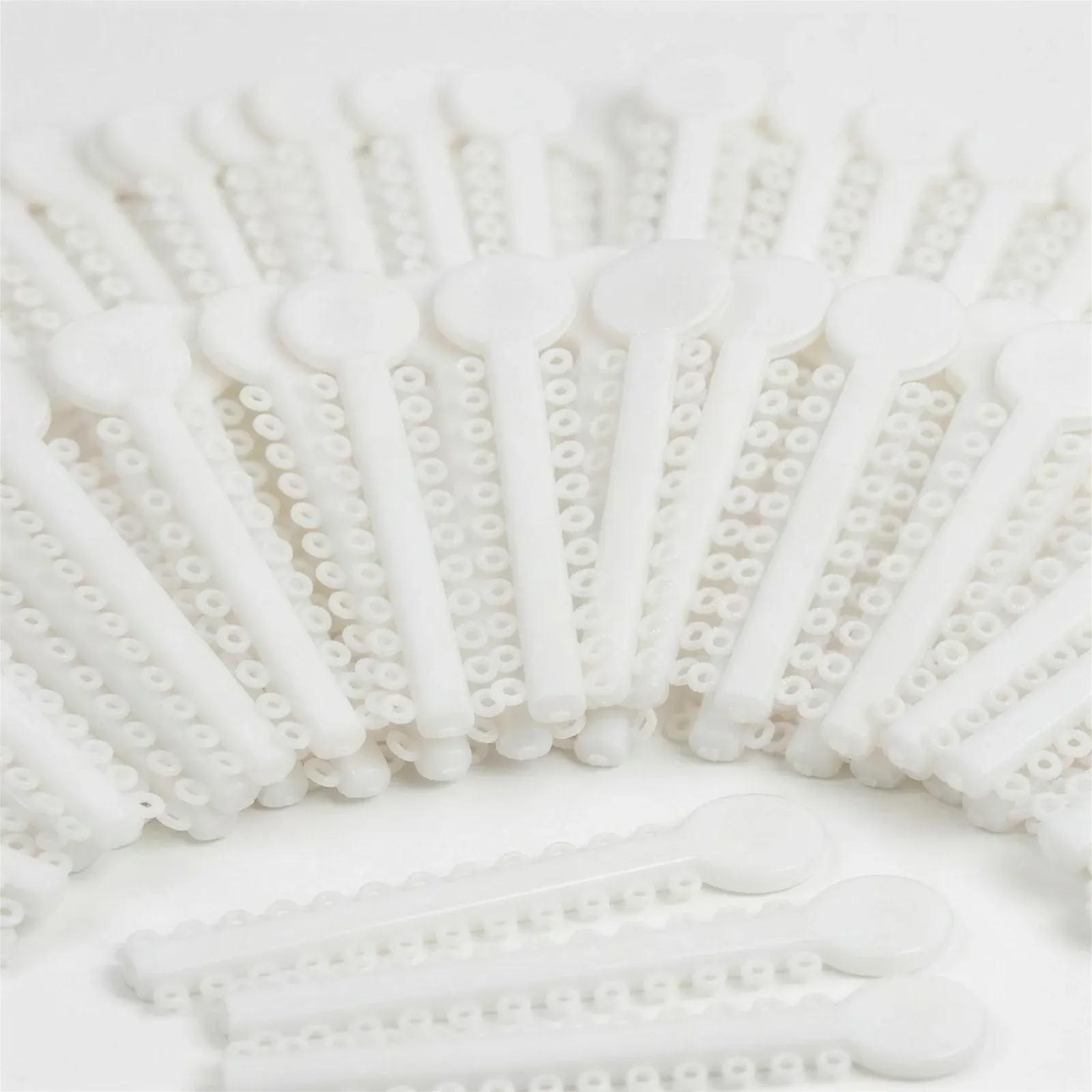 legature plastique blanche