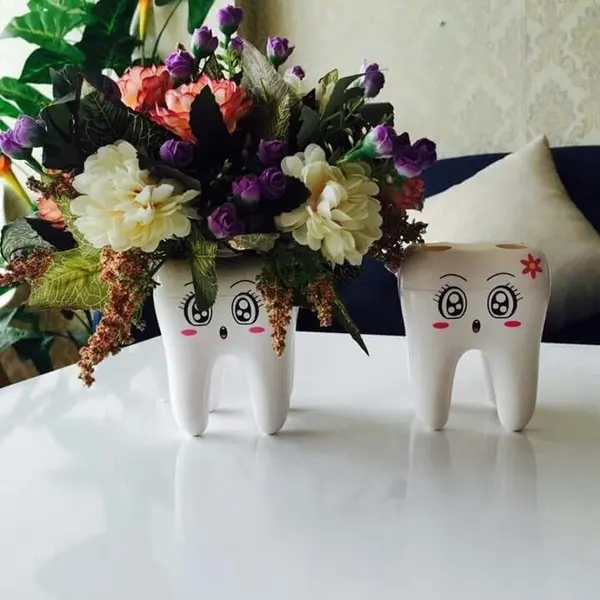 Đế cắm hoa hoặc cắm bút để bàn Răng xinh
